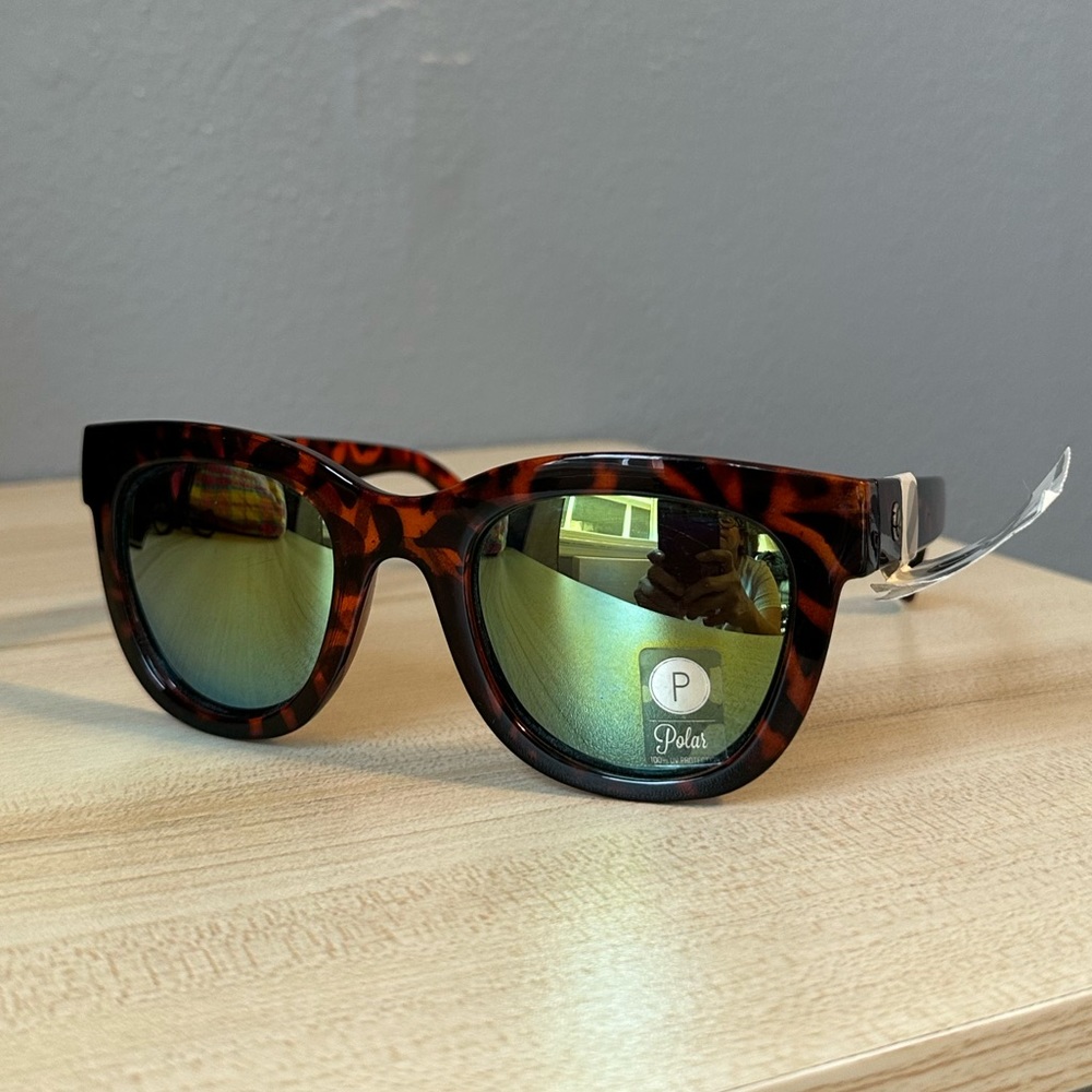 NWT - CRUSH EYES POLARIZED SUN GLASSES.